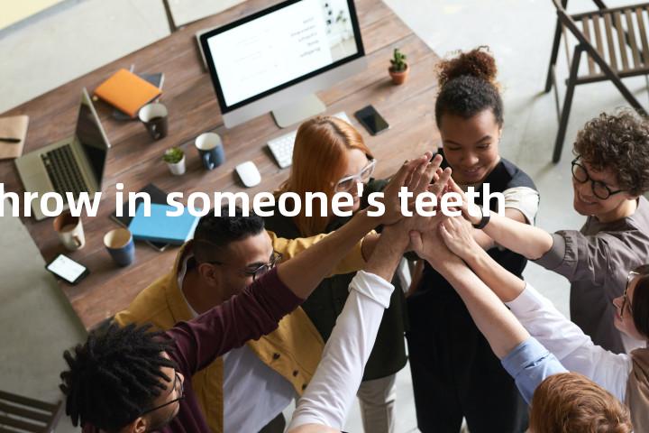 throw in someone's teeth单词图解，单词释义场景配图
